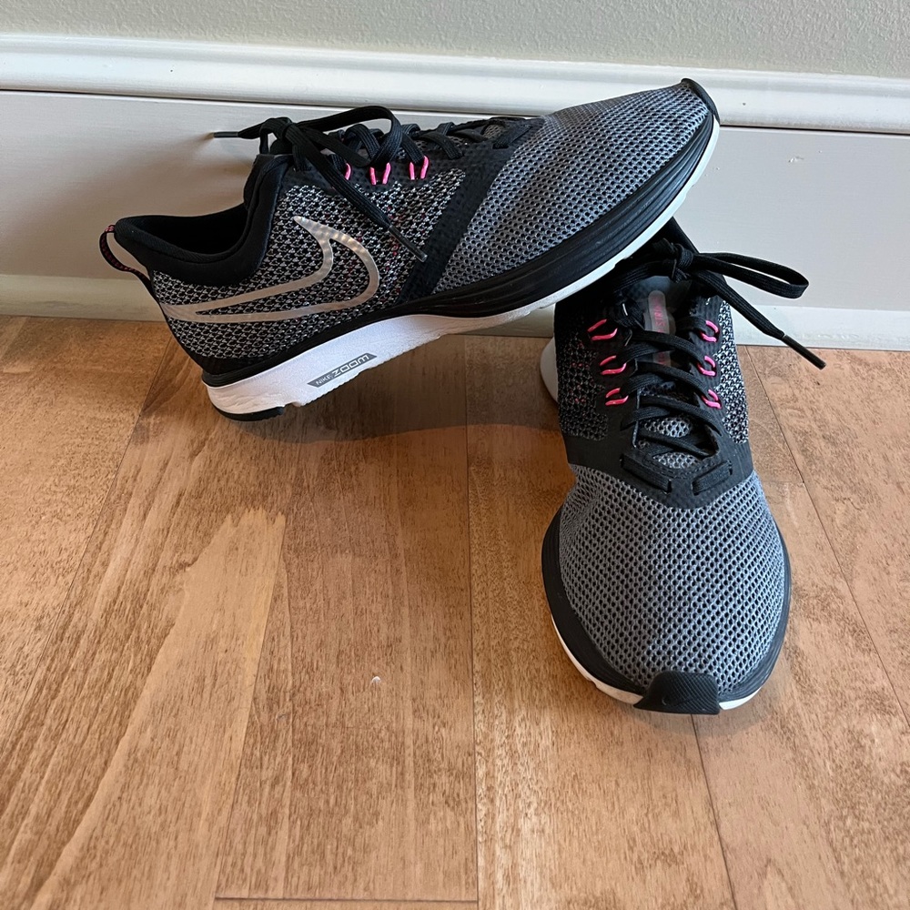 Nike Zoom Strike Running shoes  Black, Silver Pink AJ0188-005  Size 8.5 EUC